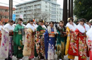 艶やかな振袖を着込んだ新成人