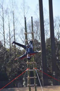 はしご乗りを披露する消防団員