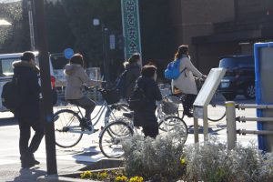 自転車が行き交う相模原市の市街地