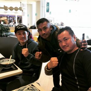 右から岡川さん、マクンダラ選手、近藤さん