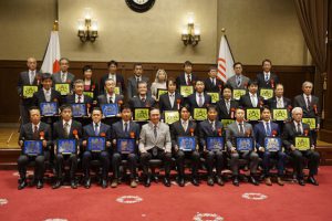 黒岩知事を囲む受賞企業の代表ら