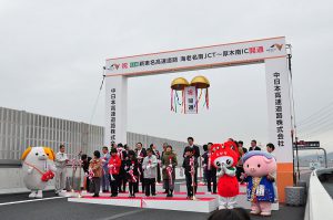 テープカットとくす玉開披で開通を祝う来賓ら