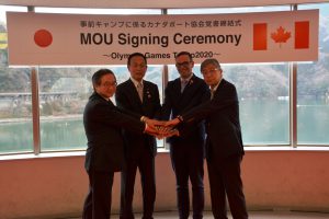 握手を交わすブランベル強化部長ら