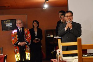 あいさつに立った一関市の勝部市長（左）と町田市の石坂市長