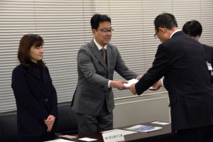 加山市長から認定証を受け取る企業の代表者