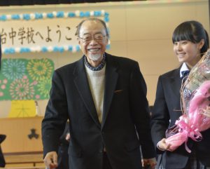 生徒に見送られ笑顔の小椋さん
