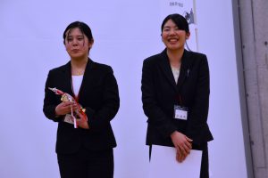 受賞をよろこぶ相模女子大の2人