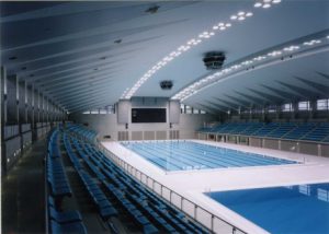 事前キャンプに備えて設備改修を行う総合水泳場