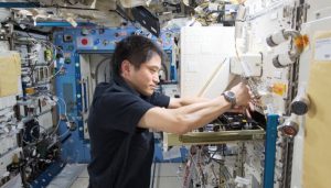 「きぼう」で実験を行う大西宇宙飛行士