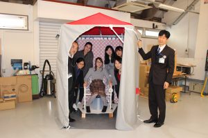 完成したマンホールトイレの記念を祝う学生ら