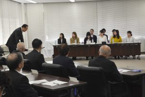 学生の提案に「驚く提案ばかりだった」と述べた加山市長