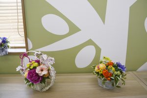 障害を持つ従業員が製作した壁紙とフラワーアート