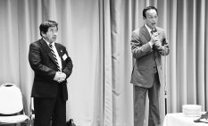来賓として挨拶する加山市長（右）と井上会長＝4月20日、市立産業会館