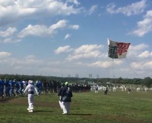 新戸会場で揚がる8間凧