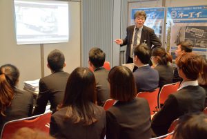 企業関係者の説明に耳を傾ける留学生ら