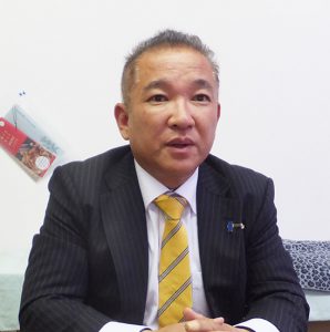 取材に応じる本村議員