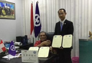 セニ会長と握手を交わす山田副市長（右）