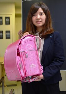 人気の女の子向けランドセルを持つ上田さん