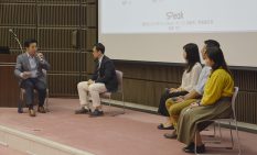 外国人留学生に質問する唐橋部長（左から1人目）