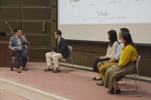 外国人留学生に質問する唐橋部長（左から1人目）