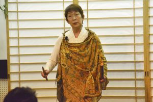 ささらを叩きながら語るよこやまさん