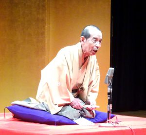高座に上がる木久扇さん