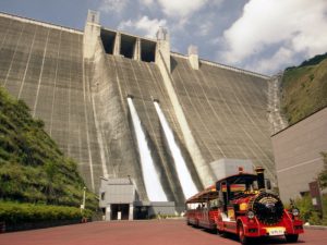 設備更新を行う宮ケ瀬ダムの堤体