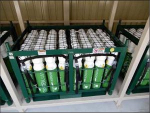 酸素ボンベの保管状況＝市提供