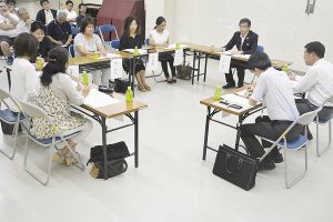 外国人市民を招いて行った意見交換会