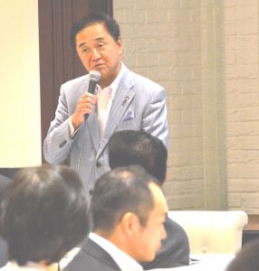 あいさつする黒岩知事