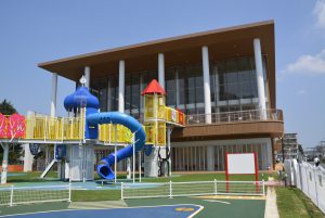 施設ち接続している子供向け大型遊具