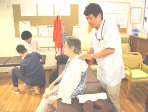 相模大野の高齢者施設で開いたマッサージ体験