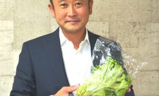 「安全な野菜を世界へとどけたい」と語る久米社長
