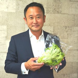 「安全な野菜を世界へとどけたい」と語る久米社長