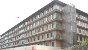 新棟建設用地から見た本棟＝川崎市麻生区