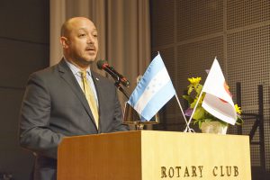 登壇したセルナ特命全権大使