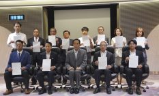 加山市長（前列中央）を囲む認定企業の代表者