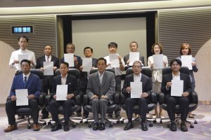 加山市長（前列中央）を囲む認定企業の代表者