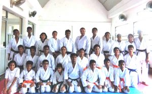 アジア2カ国で指導した岡川さん＝後列中央