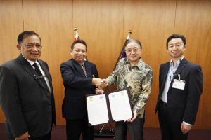 ヌルマンティオ会長と握手を交わす石阪市長