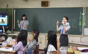 グランドスタッフの仕事を説明する田中さん（左）ら