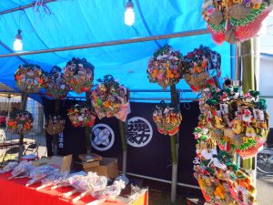 熊出を販売する露天商