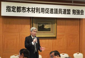 講演する林野庁の牧元長官