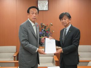 加山市長に手渡す杉岡会頭