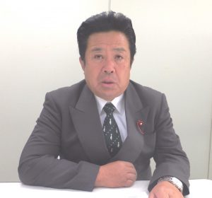 取材に応じた山口市議＝１１月7日