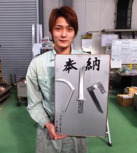 ことしの奉納額を作った井上さん