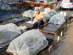 体験農園を説明する城森さん