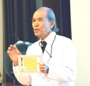 金箔を使った実験を見せる伊藤理事長