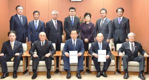 加山氏（前列中央）を囲む自民党相模原市議団の議員