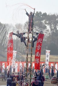 はしご乗りを披露した北方面隊 